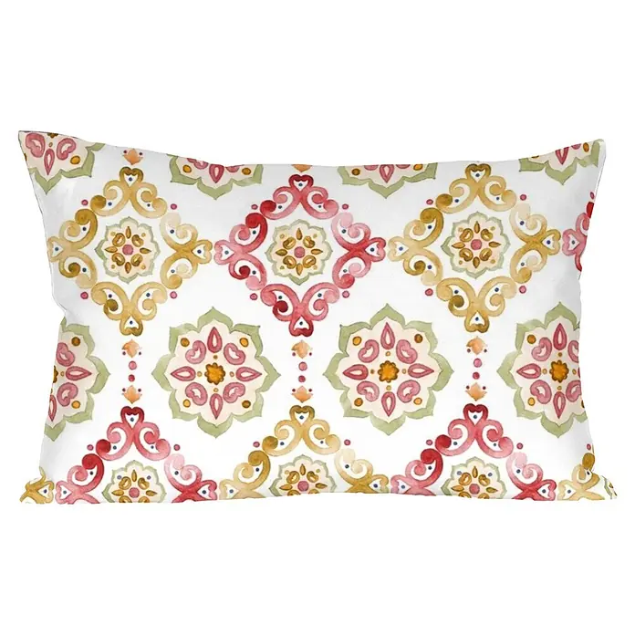 Cojín Amber - 30 x 50 cm, Textil, Fresa, Rectangular - Cojín blanco con un patrón de acuarela ornamentado en rojo, dorado, verde y rosa.