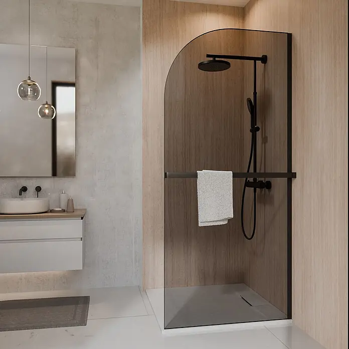 SCHÖNER WOHNEN-Kollektion Duschwand Walk In Yuna mit Bogen Mattschwarz Grau Anthrazit - Mattschwarz - Moderne begehbare Dusche mit gebogener Glaswand, schwarzem Rahmen, Duschsystem und integriertem Handtuchhalter.