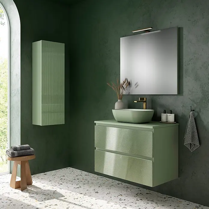 Mueble bajo de lavabo Cristal 2 cajones - L x An x Al: 45 x 80 x 60 cm, Verde atlántico, Número de cajones: 2 ud. - Mueble de baño verde salvia montado en la pared con frentes acanalados y lavabo sobre encimera a juego, junto a un armario alto estriado en un baño moderno.