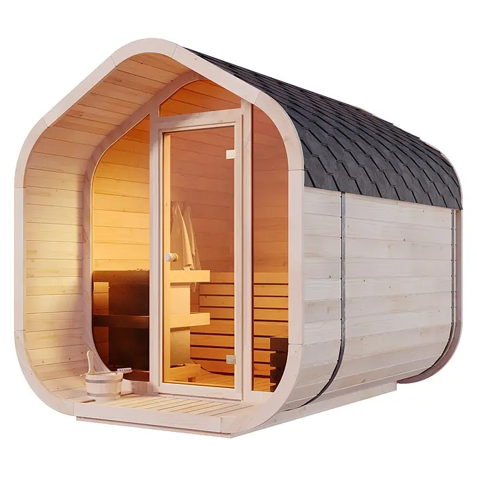 FinnTherm Fasssauna ScandiCube Wave Comfort - Holz - Fasssauna aus hellem Holz mit dunklem Schindeldach und Glastür. Innen sind Holzbänke und ein Saunaeimer mit Kelle sichtbar.