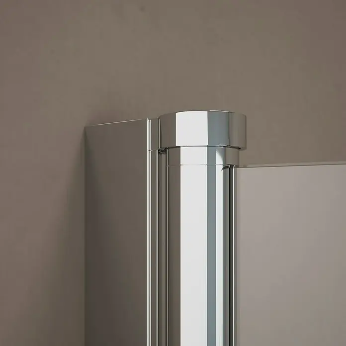Corniche Eckdusche Light - L x B x H: 90 x 90 x 190 cm, Unbeschichtet, Silber - Detailaufnahme eines glänzenden, silbernen Duschtürscharniers, das an einer Wand befestigt ist. Fokus auf das Design und die Verarbeitung.