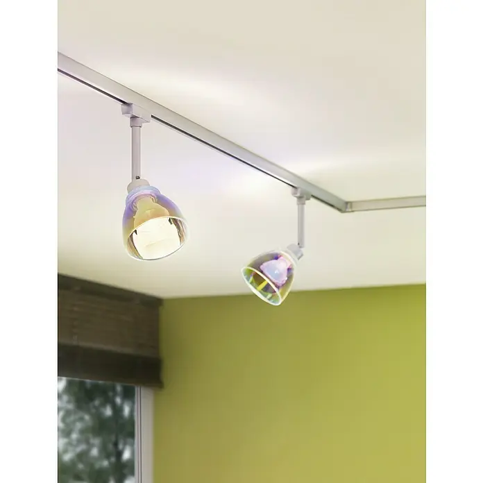 Paulmann DecoSystems Lampenschirm Wolbi - Durchmesser: 9 cm, Dichroic, Glas, Rund - Nahaufnahme von zwei modernen Deckenspots mit schillerndem Lampenschirm an einer Metallschiene, die ein stilvolles Ambiente schaffen.