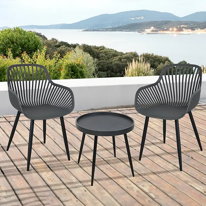 SVITA Gartenstuhl-Set - Grau - Graues Outdoor-Set mit zwei Stühlen und einem runden Tisch auf einer Holzterrasse mit Meerblick.