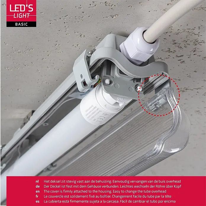 LED's work LED-Feuchtraumlichtleiste - Lichtfarbe: Neutralweiß, 18 W, IP65, Anzahl Leuchtmittel: 1 Stk., Länge: 120 cm - Nahaufnahme einer grauen LED-Lichtleiste an einer Betondecke, deren transparente Abdeckung mit einem Clip fest befestigt ist.