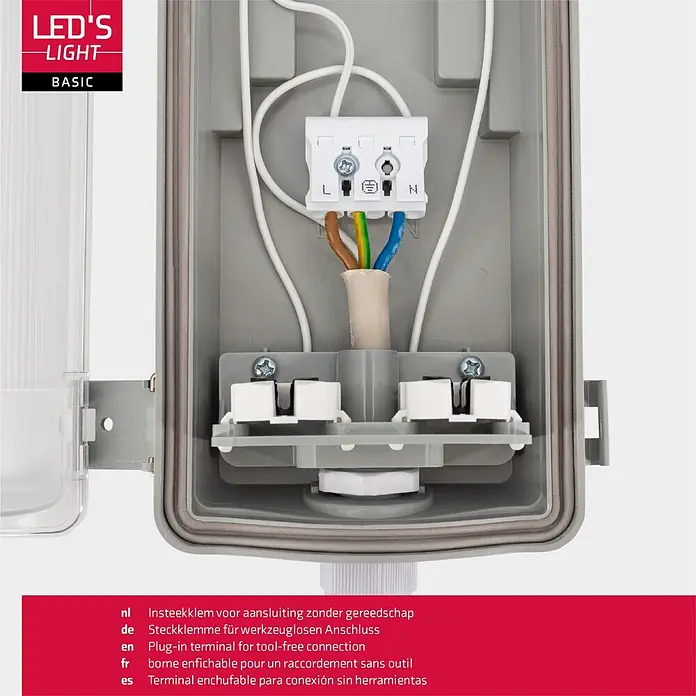 LED's work LED-Feuchtraumlichtleiste - Lichtfarbe: Neutralweiß, 36 W, IP65, Anzahl Leuchtmittel: 2 Stk., Länge: 120 cm - Eine offene graue Elektrobox zeigt eine weiße werkzeuglose Steckklemme mit braunen, grün-gelben und blauen Kabeln.