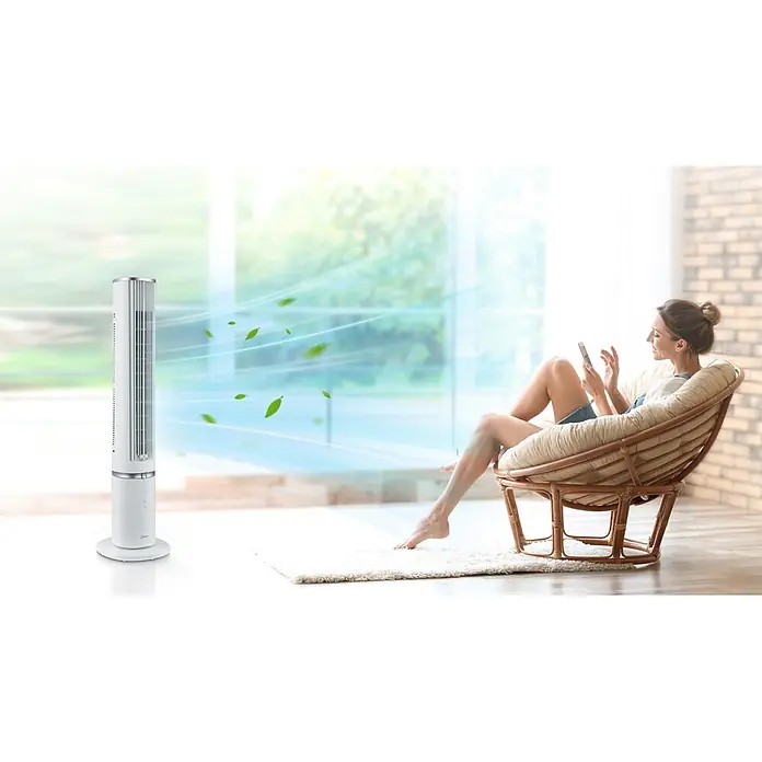 Midea Turmventilator MFZ402R0BPW - Weiß, 103,2 cm - Weißer Turmventilator erzeugt eine erfrischende Brise in einem modernen Wohnraum mit einer entspannenden Frau.
