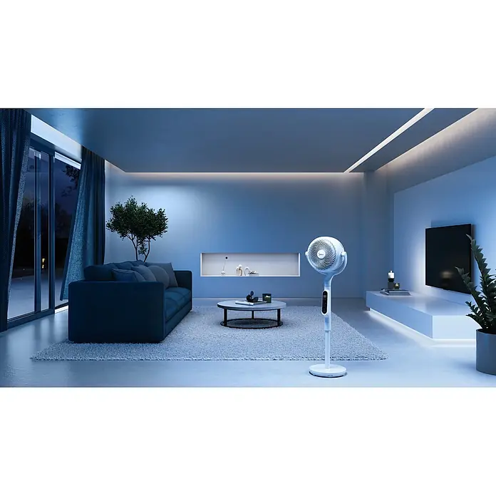 Midea Standventilator MFS242RDDW - Weiß, 35 cm, 110 cm - Weißer moderner Midea Standventilator mit Digitalanzeige, auf einem Teppich in einem zeitgenössischen Wohnzimmer platziert.