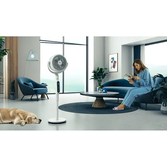Midea Standventilator MFS242RDDW - Weiß, 35 cm, 110 cm - Weißer Midea Standventilator mit kreisförmigem Kopf und Digitalanzeige '08' in einem modernen Wohnzimmer.