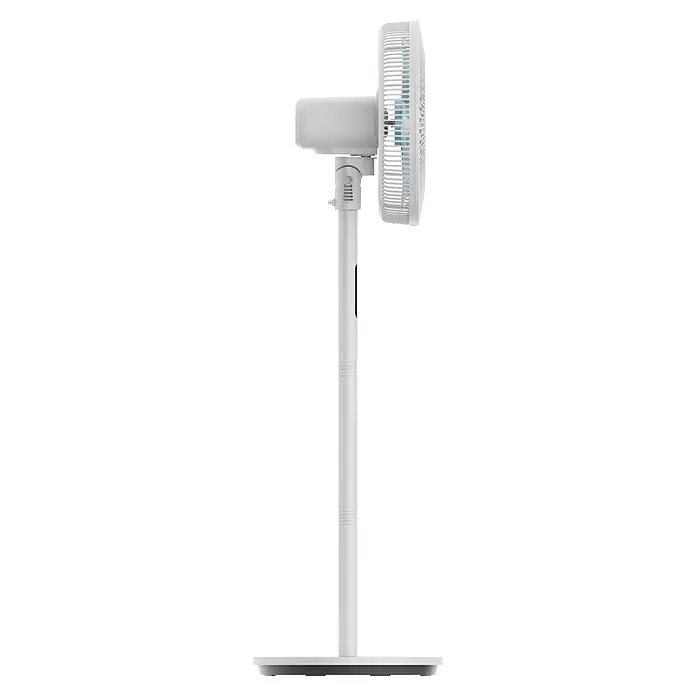 Midea Standventilator MFS352RDDW - Weiß, 40 cm, 130 cm - Weißer Standventilator, Seitenansicht. Mit hohem Stiel und quadratischem Ventilatorkopf mit sichtbaren Flügeln.