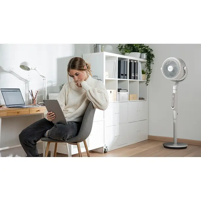 Midea Standventilator MFS242RDDW - Weiß, 35 cm, 110 cm - Weiß-silberner Midea Standventilator mit Digitalanzeige in einem modernen Heimbüro.