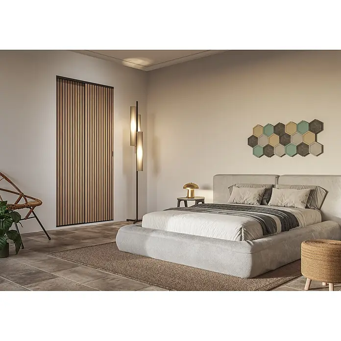 Optimum Schiebetür-Komplettset Claustra - 120 x 250 cm - Weiches graues Polsterbett in einem modernen Schlafzimmer mit Nachttisch und dekorativen Wandpaneelen.