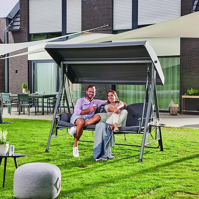 Home Deluxe Garten-Schaukelstuhl Hollywoodschaukel DESCANSO - Grau, B x T x H: 115 x 198 x 195 cm - Zwei Personen entspannen auf einer dunkelgrauen Gartenschaukel mit Vordach.
