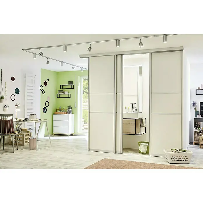 Paulmann URail LED-Spot Cover - 10 W, Chrom, GU10 - Ein helles, modernes Interieur mit einem Schiebetürensystem, das einen Blick auf ein minimalistisches Badezimmer freigibt. Die Beleuchtung ist mit Spots gestaltet.
