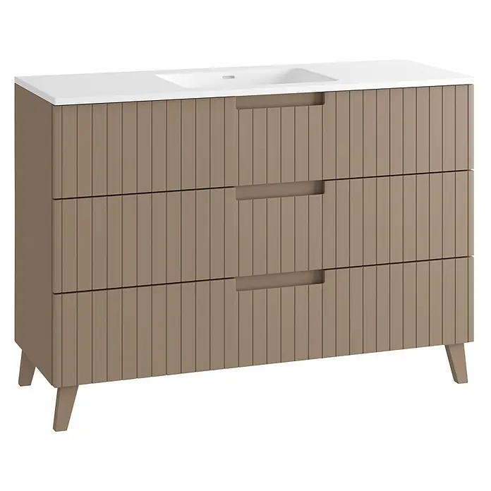 Mueble bajo de lavabo Claire - L x An x Al: 45 x 120 x 50 cm, Moka, 1 seno, empotrado, salida central, Número de cajones: 3 ud. - Mueble de baño color topo con textura estriada, lavabo blanco integrado, tres cajones con tiradores empotrados y patas cónicas.