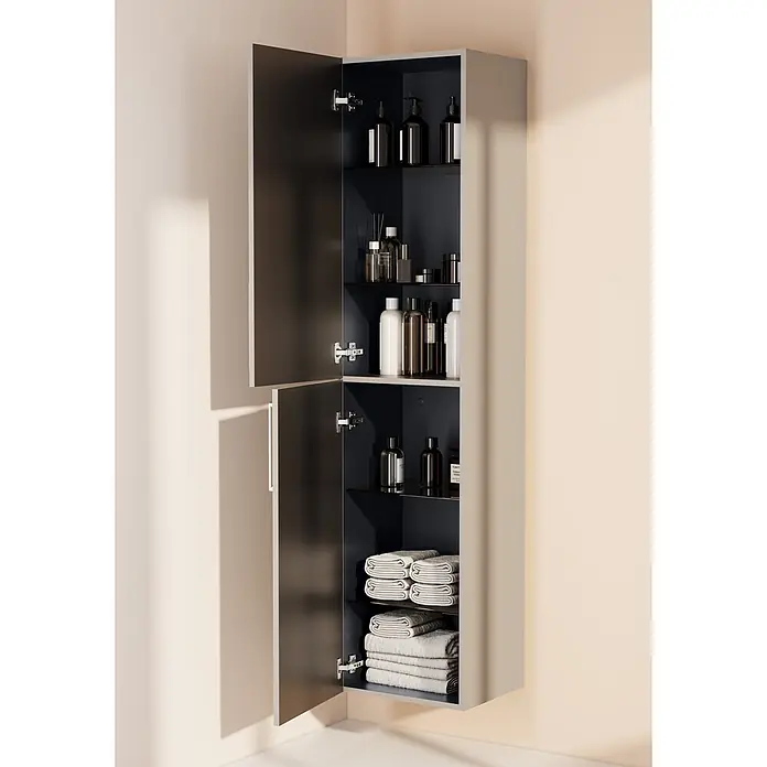VitrA Hochschrank Root Flat - B x T x H: 42 x 36 x 180 cm, Sahara Beige - Offener Wandeckschrank mit dunklen Türen, heller beiger Außenseite und dunklen Innenfächern, gefüllt mit Toilettenartikeln und Handtüchern.