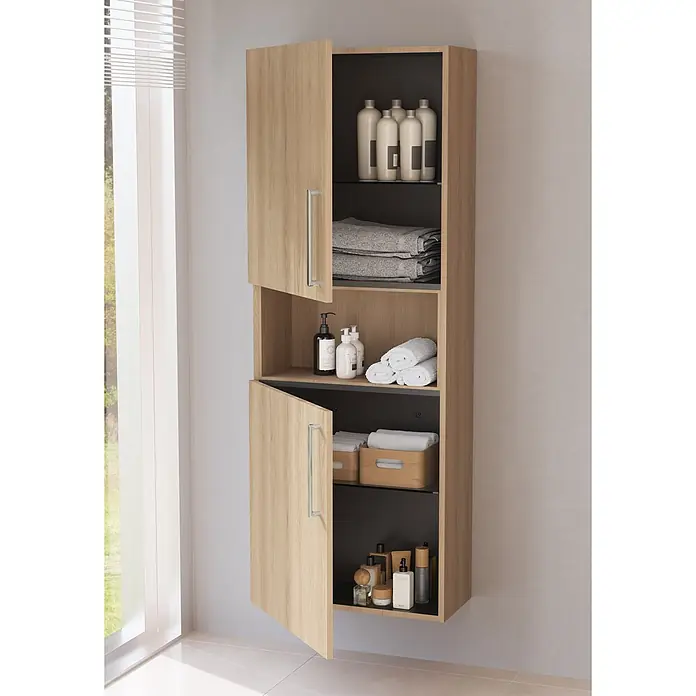VitrA Hochschrank Root Flat - B x T x H: 57 x 27 x 155 cm, Eiche Natur - Hoher Badezimmerschrank aus hellem Holz mit dunklem Innenraum, wandmontiert. Mit offenen Fächern mit Flaschen und Handtüchern sowie geschlossenen Abschnitten.