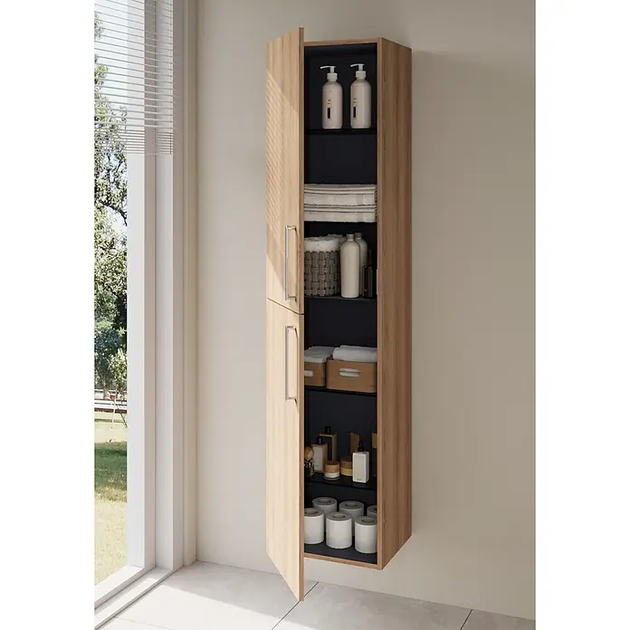 VitrA Hochschrank Root Flat - B x T x H: 42 x 36 x 180 cm, Eiche Natur - Hoher Badezimmerschrank in Eichenoptik mit dunkler Innenseite, offene Türen zeigen Toilettenartikel und Handtücher, neben einem Fenster.