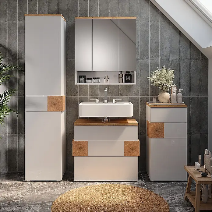 Vicco Badmöbel-Set Eden Weiß 3 Teile - Weiß Hochglanz, Glänzend - Moderne weiße Badmöbelgarnitur mit Holzdetails, Waschbecken, Spiegelschrank und Stauraumschränken in einem Badezimmer.