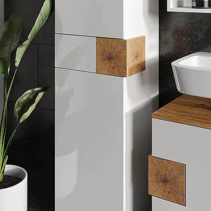 Vicco Badmöbel-Set Eden Weiß 5 Teile - Gesamtbreite Badmöbel: 153,1 cm, Weiß Hochglanz, Glänzend - Moderne Badschränke mit glänzenden weißen Fronten und kontrastierenden Akzenten aus Naturholzblöcken, neben einem weißen Waschbecken.