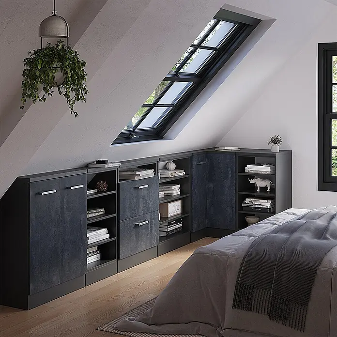 Vicco Küchenleerblock R-Line Schwarz Beton mit 1 Tür - Breite: 75,6 cm, Schwarz Beton - Dunkelgraues Einbauregalsystem mit Schränken und Regalen unter einer Dachschräge, das den Raum im Schlafzimmer optimal nutzt.