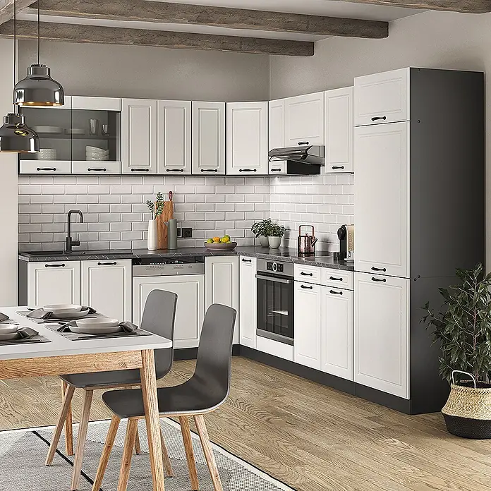 Vicco Schrankküche R-Line Weiß Landhaus mit 1 Tür - Weiß Landhaus, Eck-Dachschrägenschrank 76 cm - Moderne L-förmige Küche mit weißen Schränken, dunklen Griffen und dunklen Arbeitsplatten. Mit integrierten Geräten und Essbereich.