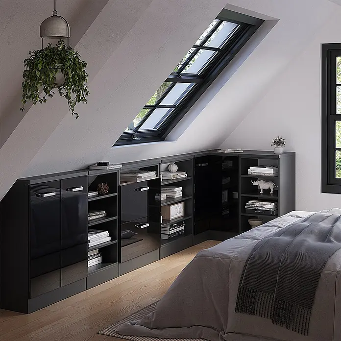 Vicco Küchenleerblock R-Line Schwarz Hochglanz mit 1 Tür - Breite: 75,6 cm, Schwarz Hochglanz - Glänzendes dunkelgraues modulares Schranksystem mit Regalen und Türen, maßgefertigt unter einer Dachschräge im Schlafzimmer.