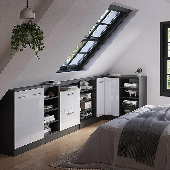 Vicco Schrankküche R-Line Weiß Hochglanz mit 1 Tür - Weiß Hochglanz, Eck-Dachschrägenschrank 76 cm - Maßgefertigtes dunkelgraues und weißglänzendes Dachschrägenschranksystem mit Regalen und Schränken unter einer Dachschräge.