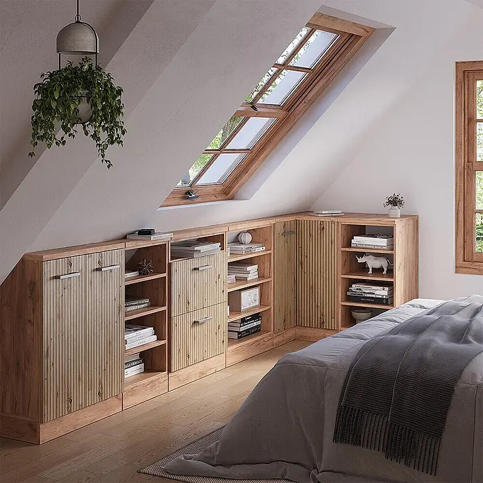 Küchenschrank für Dachschrägen R-Line 75.6 cm Artisan-Eiche Art.-Nr. 59103 -  - Maßgefertigtes helles Holz-Schranksystem mit strukturierten Paneelen, in ein Dachschlafzimmer unter schräger Decke integriert.
