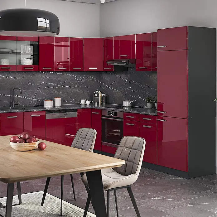 Vicco Küchenleerblock R-Line Rot Hochglanz mit 1 Tür - Breite: 75,6 cm, Rot Hochglanz - Moderne Küche mit glänzend roten Schränken, dunkler Arbeitsplatte und integrierten Geräten. Esstisch sichtbar.