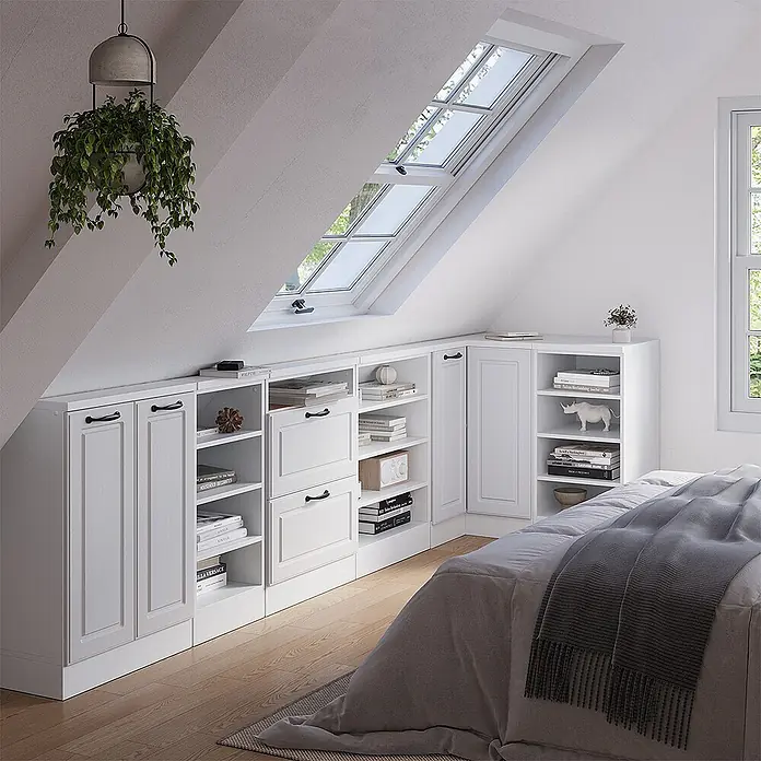Vicco Schrankküche R-Line Weiß Landhaus mit 1 Tür - Weiß Landhaus, Eck-Dachschrägenschrank 76 cm - Weißes modulares Aufbewahrungssystem, eingebaut in ein Dachschlafzimmer, mit Schränken, Schubladen und offenen Regalen unter einer Schräge.