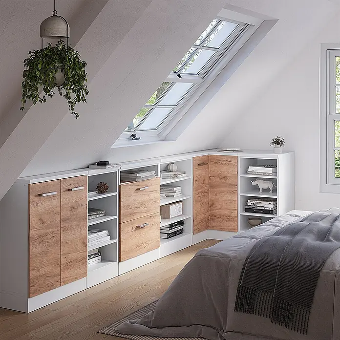 Vicco Eck-Küchenschrank für Dachschrägen R-Line, Goldkraft Eiche, 75.6 cm -  - Weißes maßgefertigtes Aufbewahrungssystem mit hellen Holzfronten, Schubladen und Regalen, unter einer Dachschräge installiert.