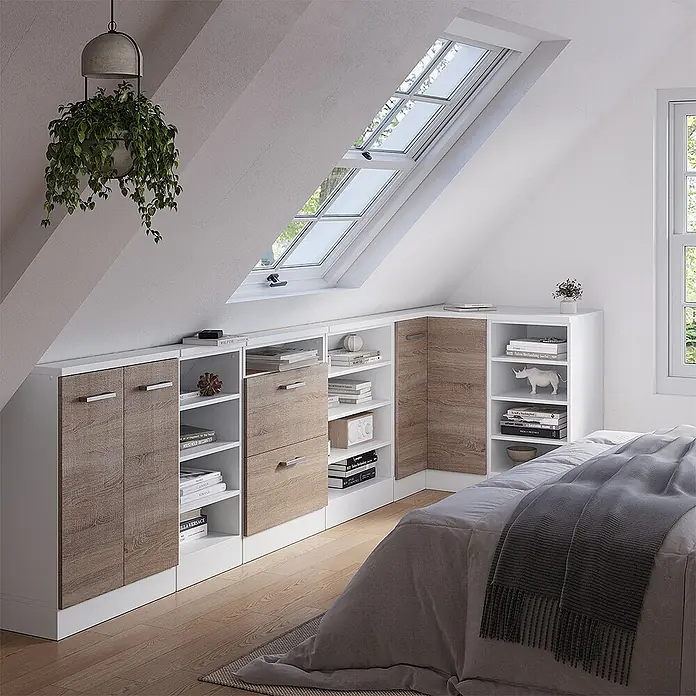 Vicco Schrankküche R-Line Sonoma mit 1 Tür - Sonoma, Eck-Dachschrägenschrank 76 cm - Weißes und helles Holz-Look Dachschrägen-Aufbewahrungssystem mit Regalen und Schubladen, in einem Schlafzimmer unter einer Schräge.