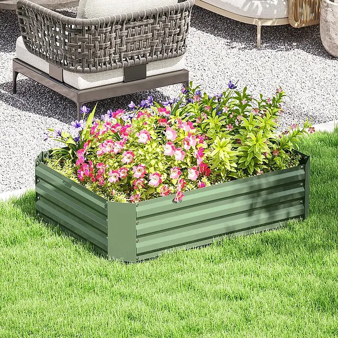 Outsunny Hochbeet - Stahl, Dunkelgrün - Grünes, gewelltes Hochbeet aus Metall, gefüllt mit bunten Blumen, auf Rasen neben einer Terrasse.
