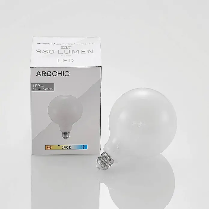 Arcchio LED-Lampe E27 8W LED - E27, Nicht Dimmbar, Warmweiß, 980 lm, 8 W - Eine mattweiße ARCCHIO E27 LED G125 Glühbirne neben ihrer Verpackung, zeigt warmweiß 2700K und 980 Lumen.