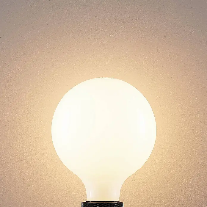 Arcchio LED-Lampe E27 8W LED - E27, Nicht Dimmbar, Warmweiß, 980 lm, 8 W - Helle, kugelförmige opale Glühbirne, die eine helle, strukturierte Wand beleuchtet.