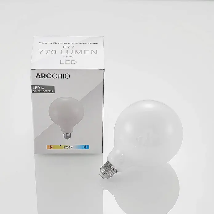 Arcchio LED-Lampe E27 6W LED - E27, Nicht Dimmbar, Warmweiß, 770 lm, 6 W - Milchige E27 6W LED-Birne (770 Lumen, 2700K warmweiß) und ihre ARCCHIO Verpackung.
