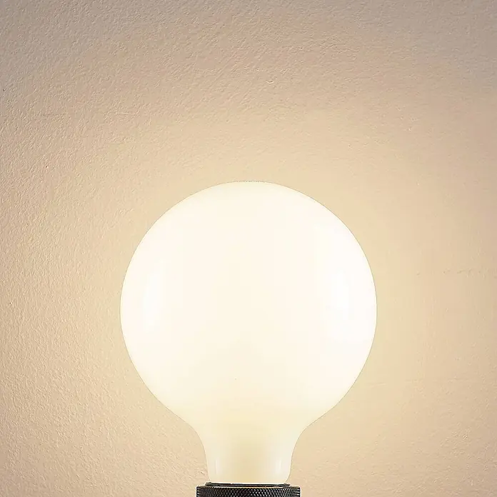 Arcchio LED-Lampe E27 6W LED - E27, Nicht Dimmbar, Warmweiß, 770 lm, 6 W - Beleuchtete, mattweiße kugelförmige Glühbirne mit dunklem, texturiertem Sockel.