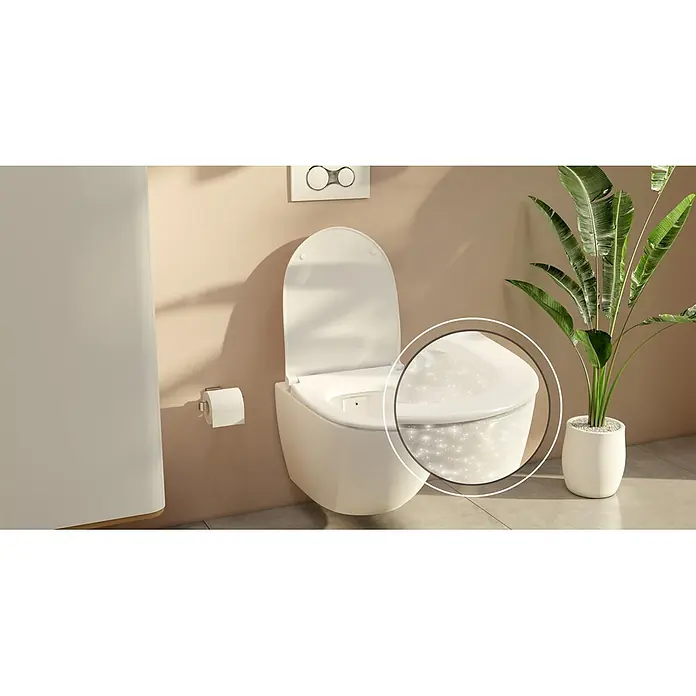 VitrA Sento Wand-Dusch-WC - Spülrandlos, Mit schmutzabweisender Glasur, Spülform: Tief, WC Abgang: Waagerecht, Weiß, Inklusive Armatur - Eine weiße, wandmontierte Toilette in einem modernen Bad, mit einer funkelnden, selbstreinigenden Oberfläche im Detailausschnitt.