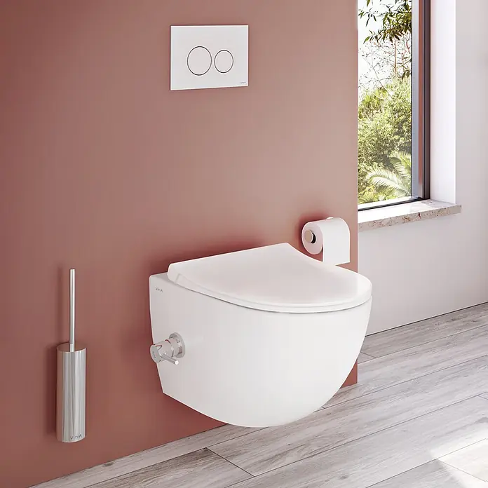 VitrA Sento Wand-Dusch-WC - Spülrandlos, Mit schmutzabweisender Glasur, Spülform: Tief, WC Abgang: Waagerecht, Weiß, Inklusive Armatur - Eine moderne weiße Wandtoilette mit Bidetfunktion, Spültaste und WC-Bürste in einem stilvollen Badezimmer.