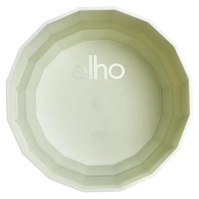 Elho Übertopf rund Facet - Teegrün, 2,8 l, Kunststoff - Hellgrüne, achteckige Untertasse aus Kunststoff für Blumentöpfe, mit geprägtem „elho“-Logo und „100% recycelbar“-Text.
