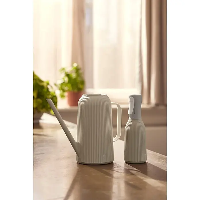 Elho Wassersprüher Vibes Fold - 0,37 l, Leinenweiß - Hellbeige gerippte Gießkanne und passende Sprühflasche auf einem Holztisch.