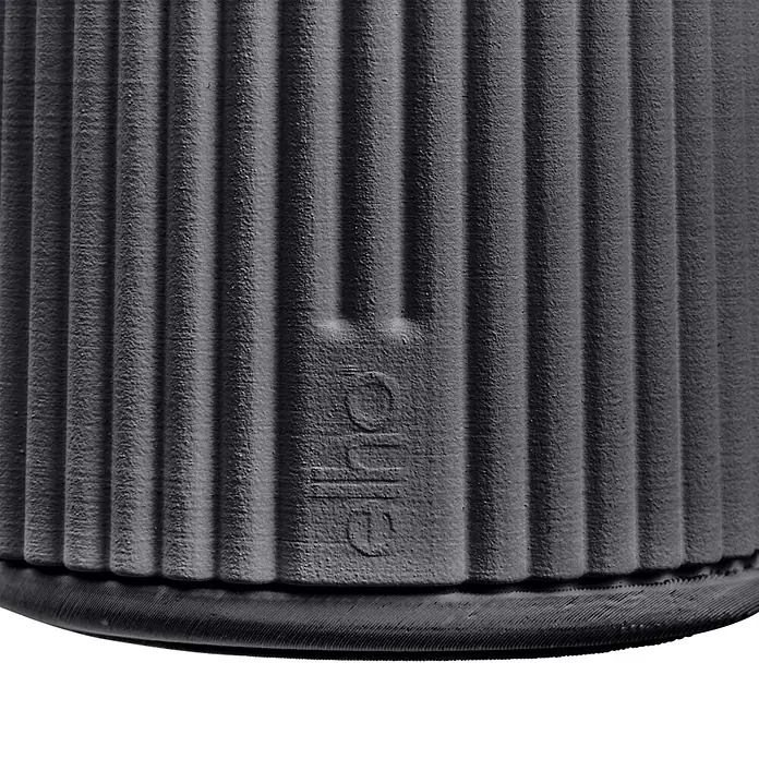 Elho Wassersprüher Vibes Fold - 0,37 l, Anthrazit - Dunkelgrauer gerippter Becher mit texturierter Oberfläche und geprägtem 'culp'-Logo, der seine schwarze Rillenbasis zeigt.