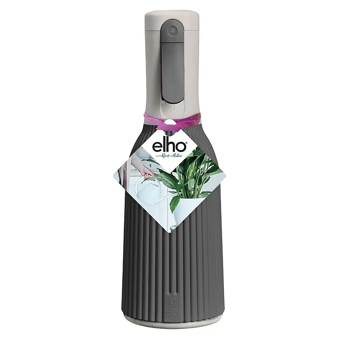 Elho Wassersprüher Vibes Fold - 0,37 l, Anthrazit - Grauer gerippter Pflanzensprüher mit weißem Oberteil, rosa Band und Elho-Etikett, das eine Person beim Gießen einer Pflanze zeigt.