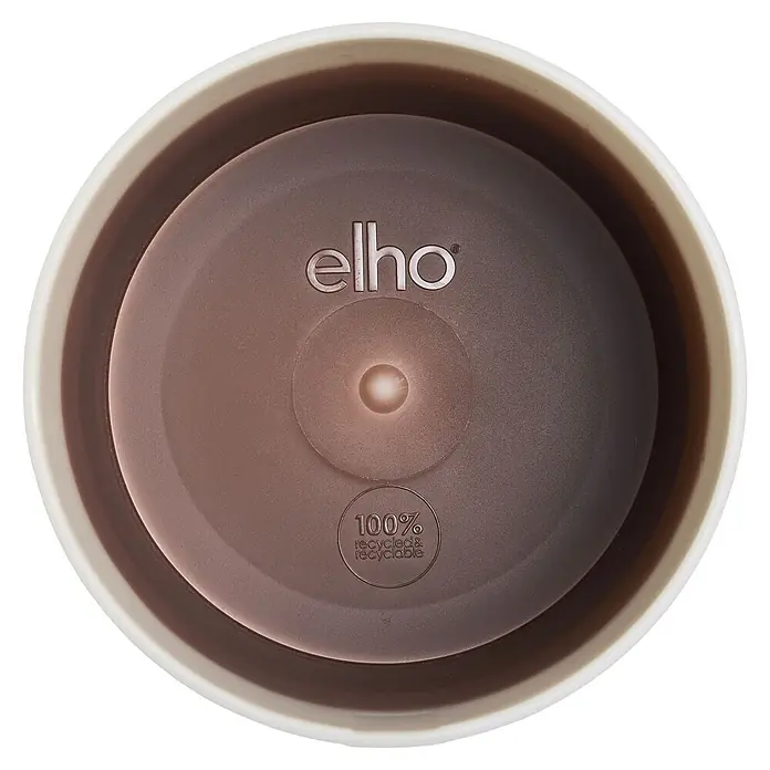 Elho Übertopf rund Colour Gradient - Cedernbraun, Außenmaß (Ø x H): 18 x 16,8 cm, Kunststoff - Innenansicht eines braunen Elho-Pflanzgefäßes mit „100% recycled & recyclable“ Schriftzug.