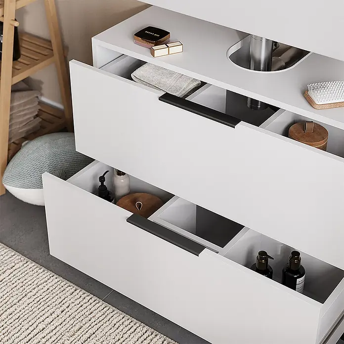 Vicco Badmöbel-Set Alina Weiß 3 Teile - Weiß, Sonstiges - Weißer Badschrank mit zwei geöffneten Schubladen, die organisierte Toilettenartikel und Handtücher zeigen. Die Schubladen haben schwarze Griffe.