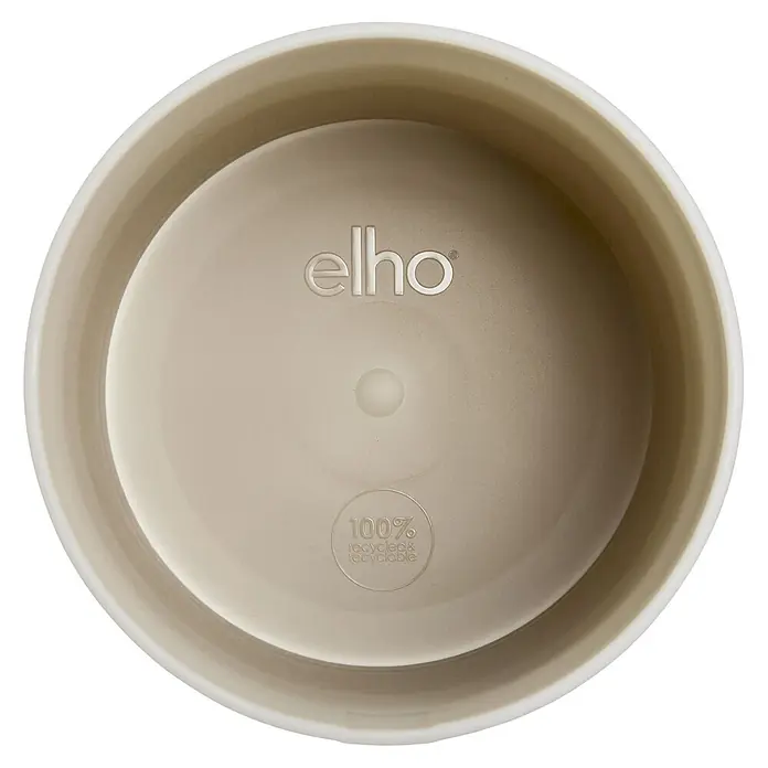 Elho Übertopf rund Colour Gradient - Sandsteinbeige, Außenmaß (Ø x H): 14 x 12,4 cm, Kunststoff - Beigefarbener runder Pflanzenuntersetzer mit "elho" und "100% recycled & recyclable" Prägung.