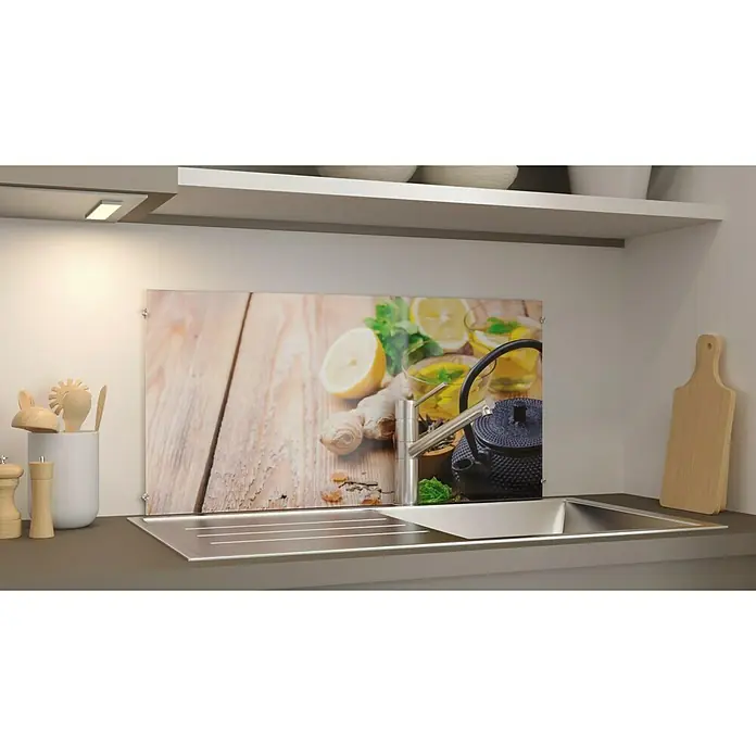 CUCINE Küchenrückwand - Ginger Tea, 80 x 40 cm, Stärke: 6 mm, Einscheibensicherheitsglas (ESG) - Küchenrückwand mit einem Motiv von Zitrone, Ingwer, Minze und Teekanne, die eine warme und natürliche Atmosphäre in der Küche schafft.