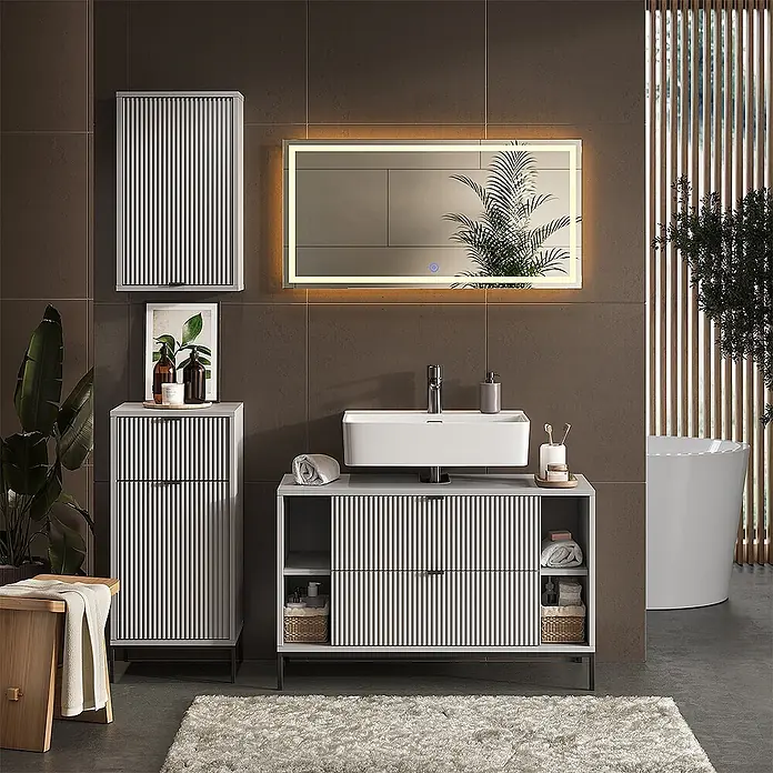Vicco Badmöbel-Set Eliza Grau 4 Teile - Grau, Matt - Helle graue gerippte Badschränke und Waschtischunterschrank in einem modernen Badezimmer.