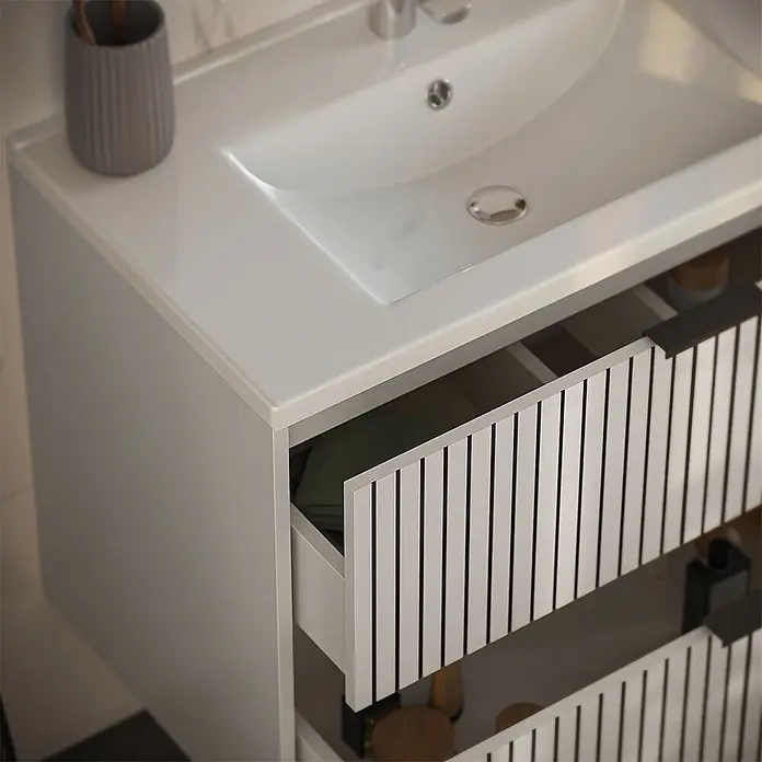 Vicco Badmöbel-Set Ruford Cashmere 4 Teile - Cashmere, Matt - Moderner hellgrauer Badschrank mit integriertem weißen Waschbecken und vertikal gestreiften Schubladenfronten. Eine Schublade ist leicht geöffnet.