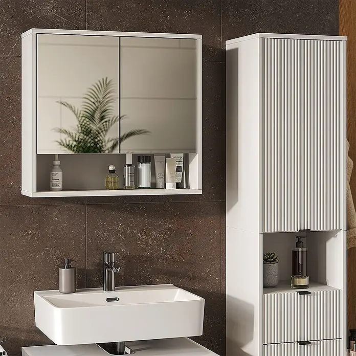 Vicco Badmöbel-Set Eliza Weiß 3 Teile - Weiß, Matt - Weißes Badezimmer: Spiegelschrank mit offenem Regal, wandmontiertes Waschbecken und hoher geriffelter Hochschrank.